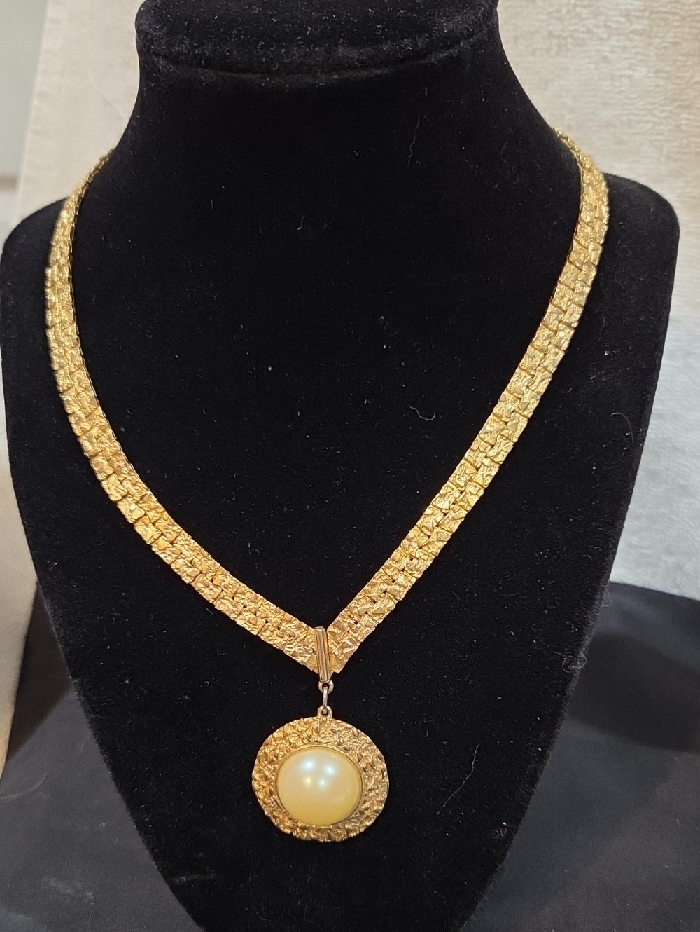 VINTAGE NUGGET STYLE GOLDTONE NECKLACE WITH FAUX PEARL PENDANT